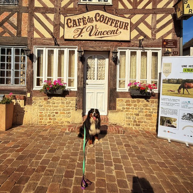 Tara devant une bonne adresse testée en Normandie